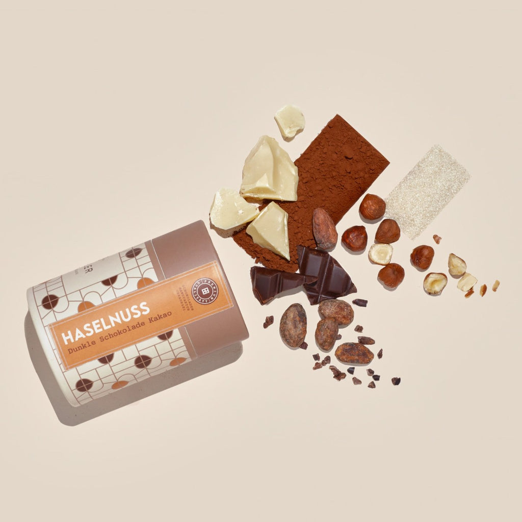Dose Haselnuss Dunkle Schokolade Kakao mit Zutaten: Haselnüsse, Kakaobohnen, Kakaobutter, Kakaopulver, Zucker, Schokolade