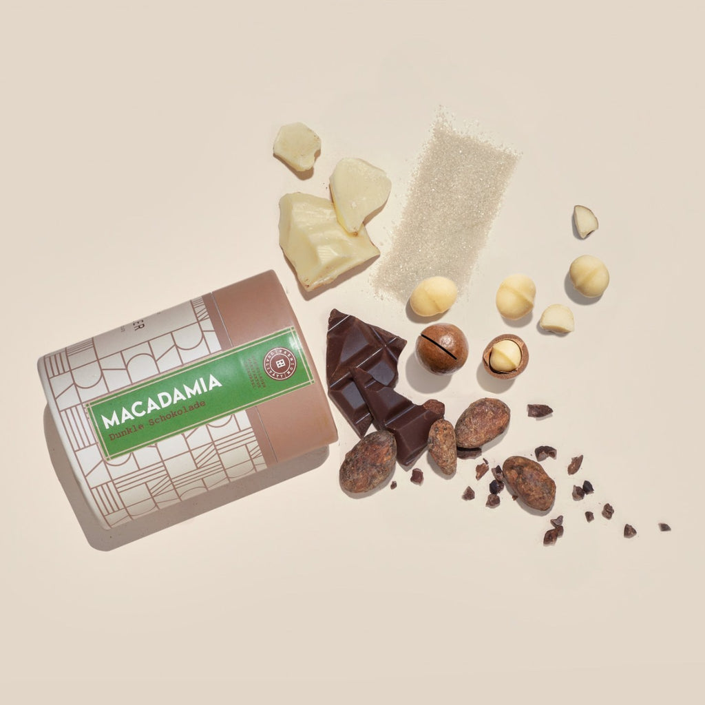 Dose Macadamia Dunkle Schokolade mit Zutaten: Macadamianüsse, Kakaobohnen, Kakaobutter, Zucker, Schokolade