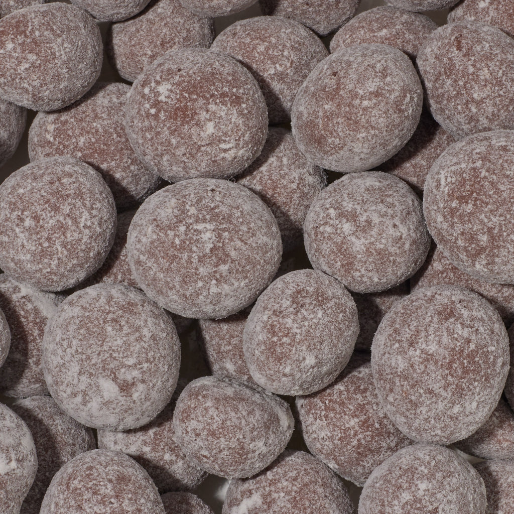 Nahaufnahme Macadamia in Vollmilchschokolade mit Fleur de Sel