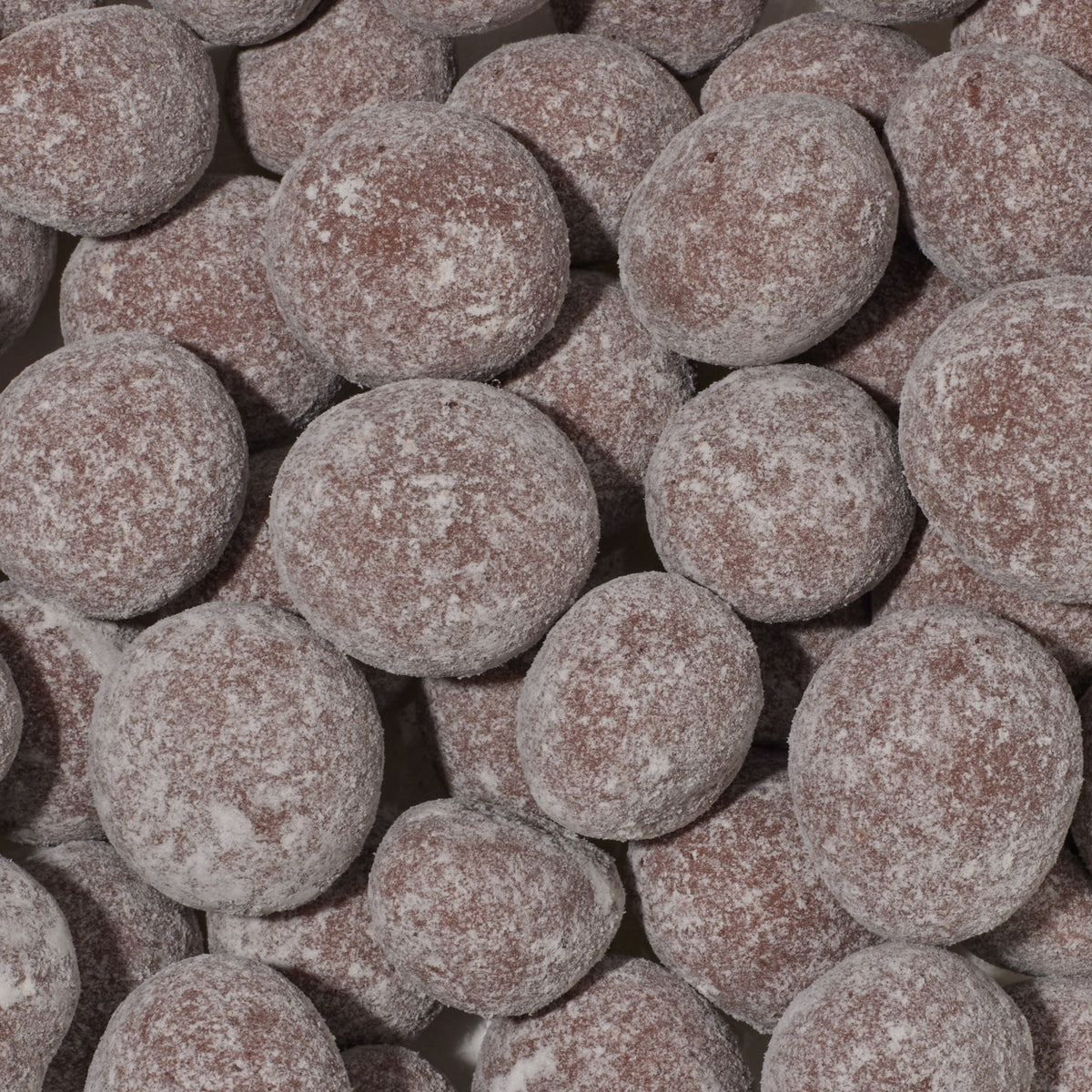 Nahaufnahme Macadamia in Vollmilchschokolade mit Fleur de Sel