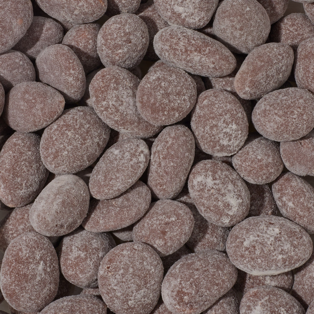 Nahaufnahme Mandeln in Vollmilchschokolade mit Fleur de Sel
