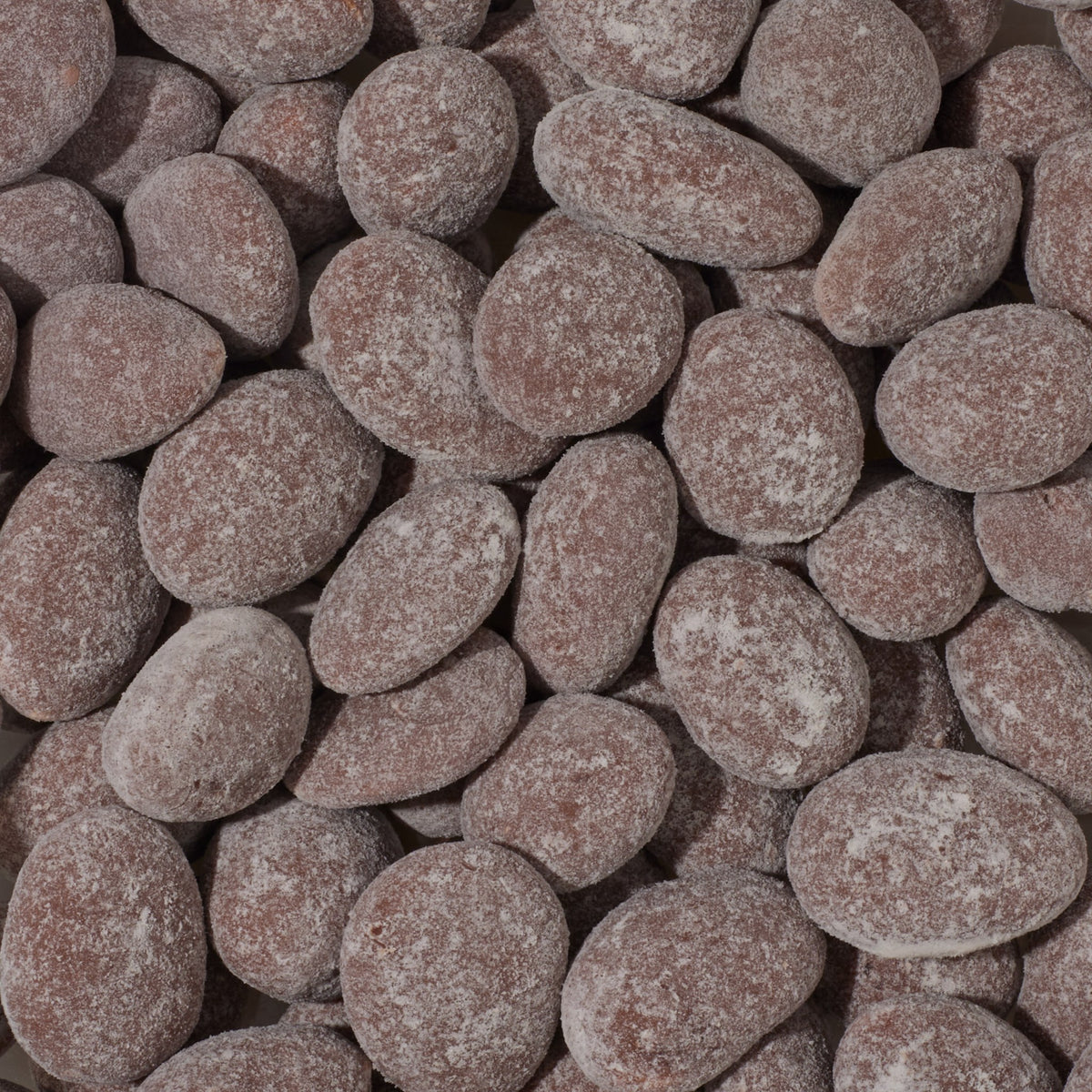 Nahaufnahme Mandeln in Vollmilchschokolade mit Fleur de Sel