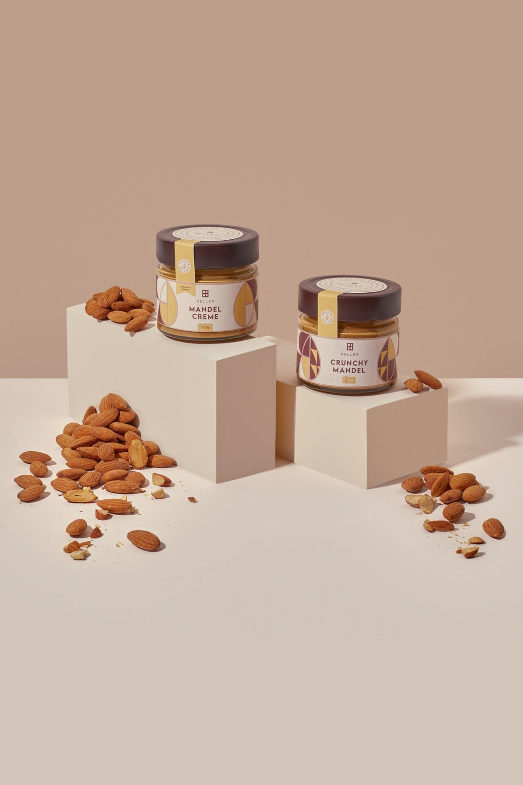 Mandelcreme und Crunchy Mandel auf Podesten mit Mandeln